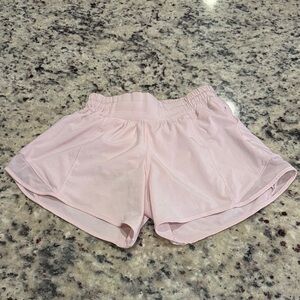Lululemon Athletica Strawberry Milkshake Hotty Hots- 4in inseam- GUC